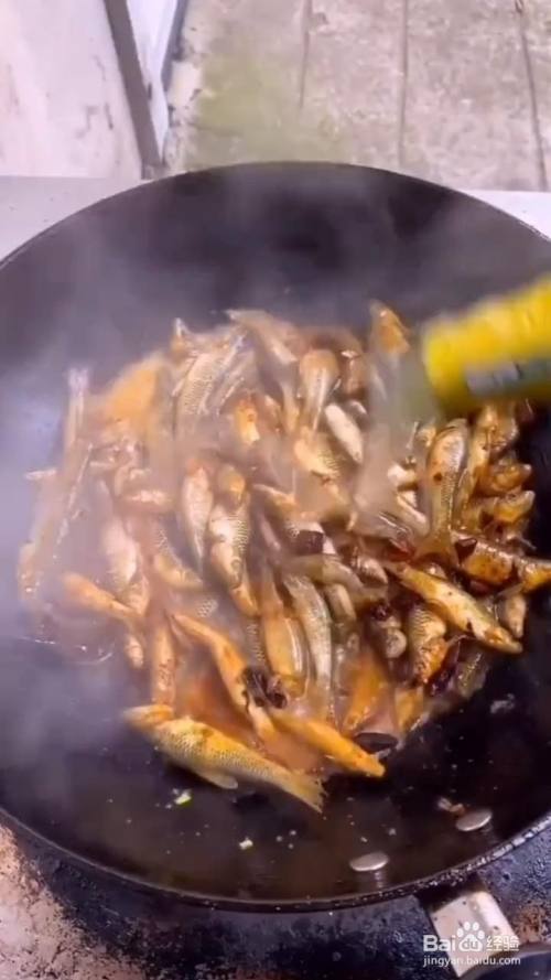 怎样做好吃的酱炖小鱼?