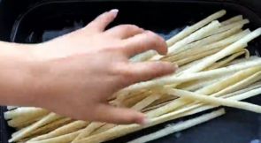 如何用牛筋面自制辣条？