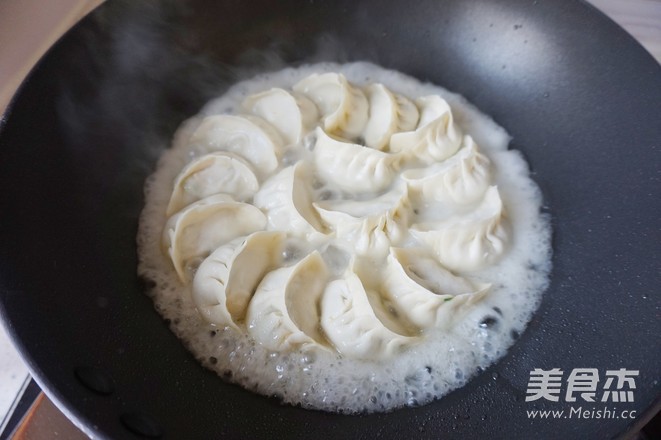 冰花生煎饺的做法