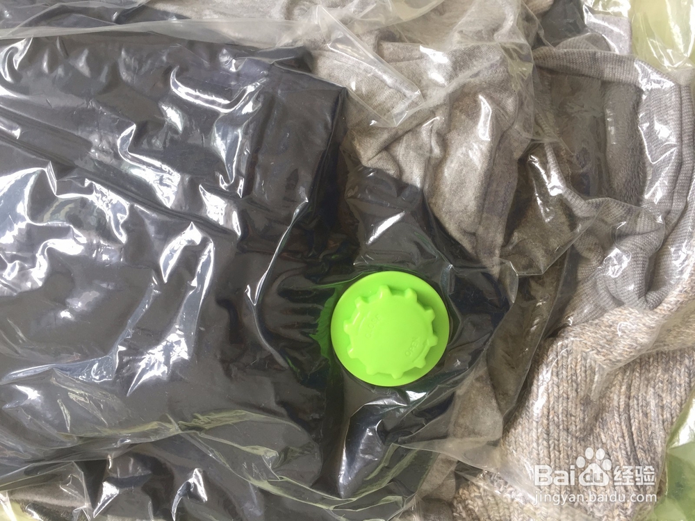 使用压缩袋打包衣服的操作方法