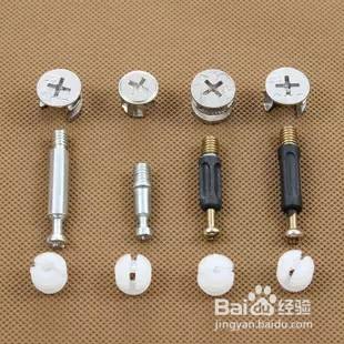 将衣柜配套的螺丝类配件展开准备开工