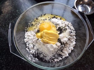 烤箱版鸡蛋麻薯粉牛奶芝麻面包怎么做？