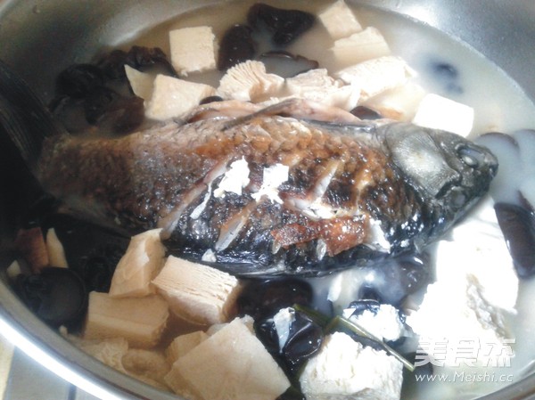 鲫鱼冻豆腐汤