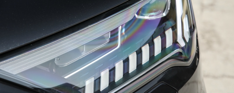 奥迪a4车头大灯下方小方块自动弹出