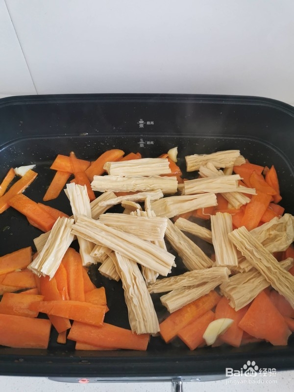 胡萝卜炒腐竹的做法