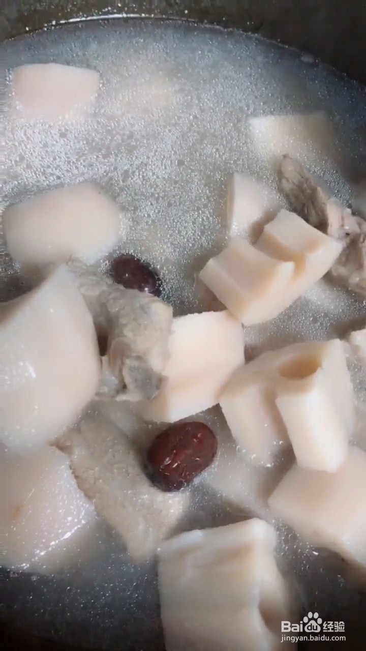 如何自制简单好喝的莲藕排骨汤