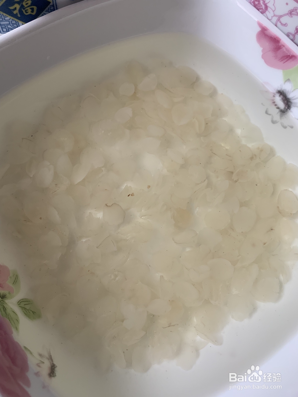 家常做法的桃胶皂米银耳汤