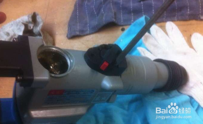 东成电锤怎么换把手