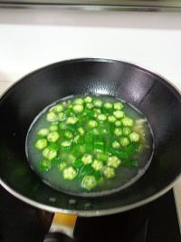 怎么简单的做秋葵番茄虾米鸡蛋汤?