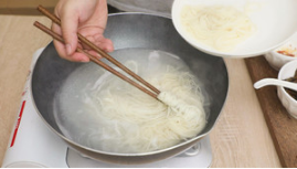 如何制作葱油面