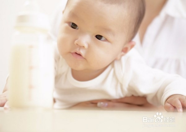 给婴儿清理眼屎时的注意事项