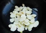 河南特色-茭白木耳炒肉怎么做？