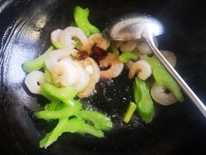 西芹炒虾仁的做法