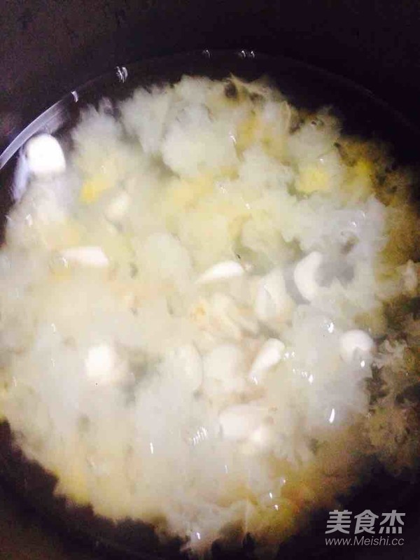 香蕉莲子百合桂圆枸杞银耳汤