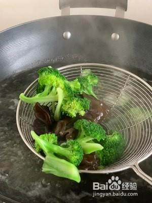 养生食补蒜蓉蚝油西兰花木耳和虾的做法