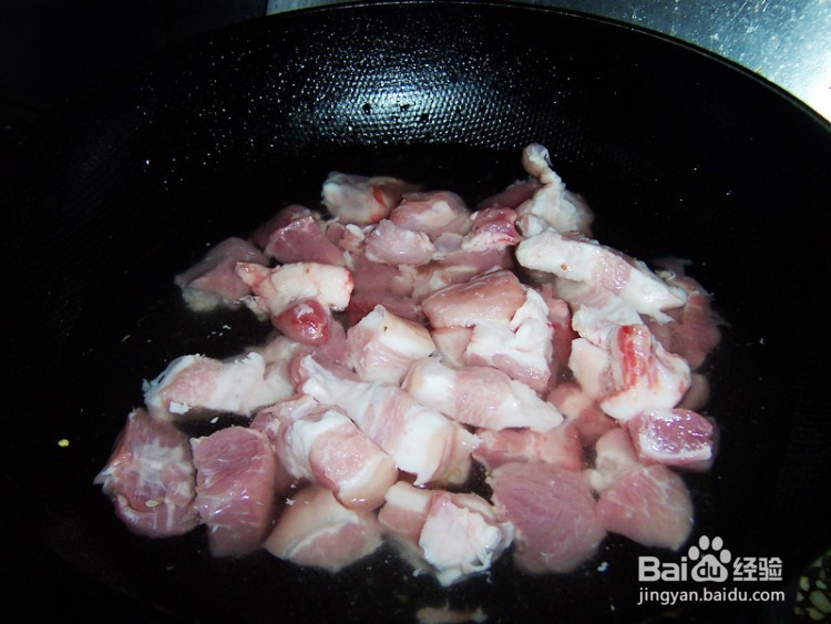 家常土豆炖红烧肉的做法