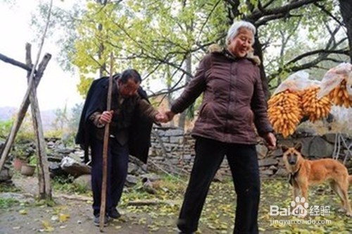 如何协助老年人站立、行走活动方法