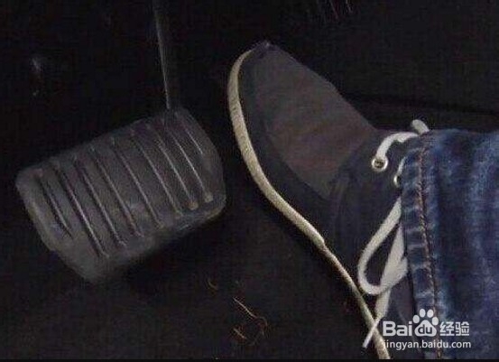 后驱车下雪天解决办法