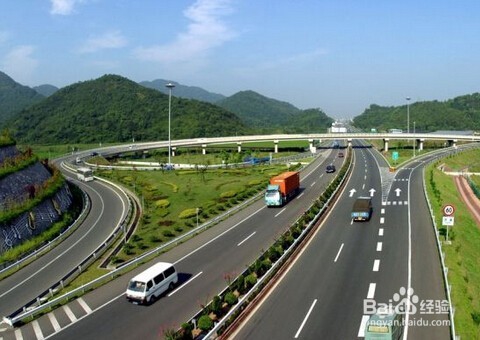 高速公路上汽车爆胎了怎么办?