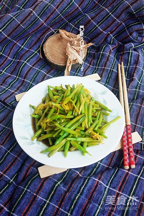 黄花菜的做法(咸蛋黄花菜的做法)