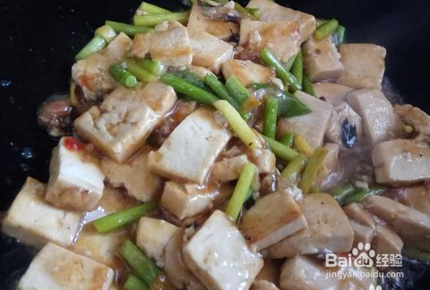 夫妻在家炒豆腐蒜台的家常做法经验技巧方法