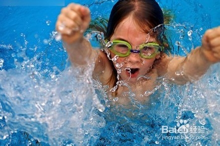 在野外游泳时每个人都必备的一些安全常识