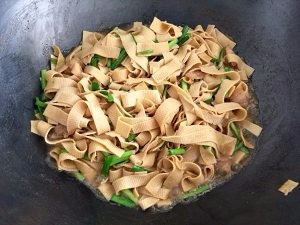 豆皮炒韭菜怎么做？家常做法详细教程图解~