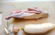 怎么调制一道美味的老鸭萝卜汤 ？