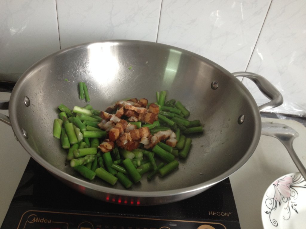 好吃的芦笋炒肉片的做法，咬下去满满的的都是幸福