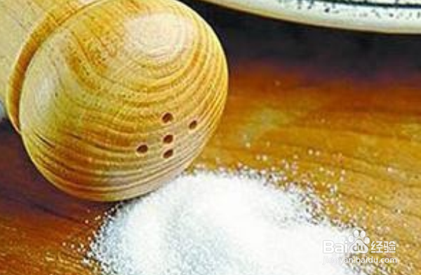 衣服上沾了油渍会很难看,怎么能快速清除?