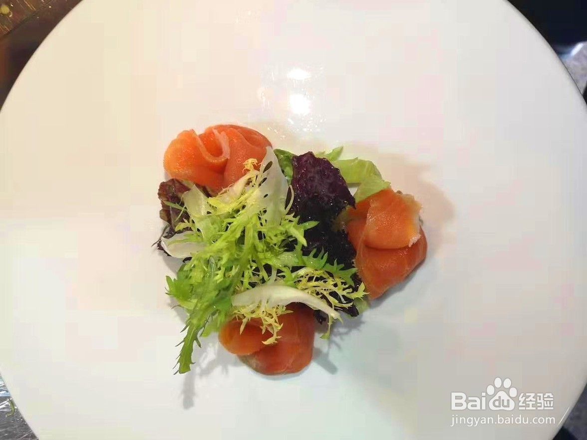 如何制作三文鱼沙拉？