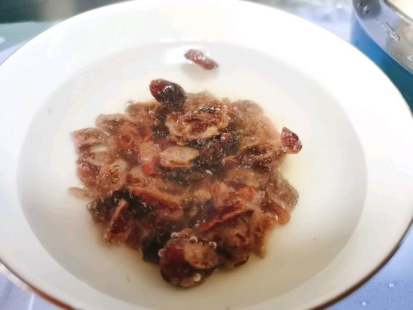 桃胶雪梨银耳羹