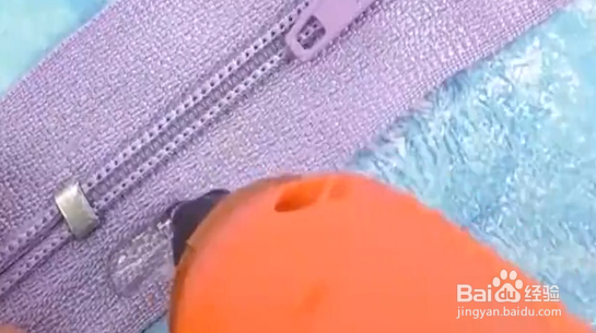 如何帮芭比制作好看的毛绒包包?