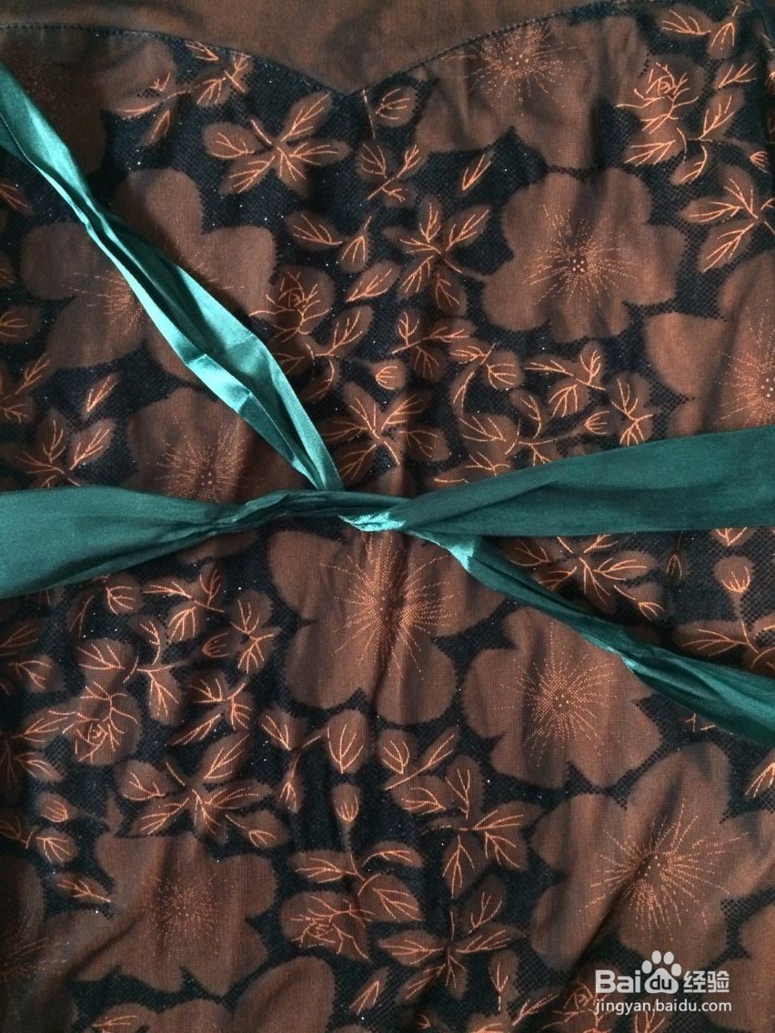 衣服上蝴蝶结打法