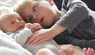 二胎家庭，如何让老大接受二宝呢？