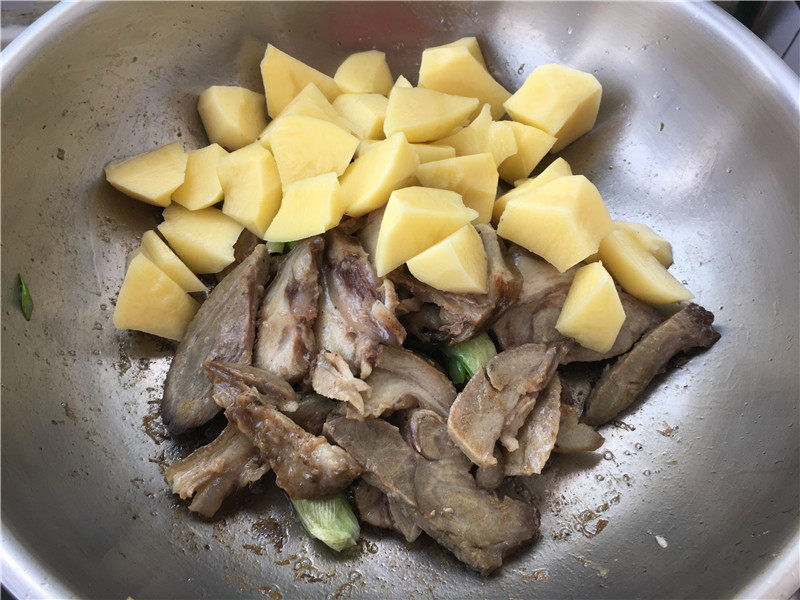 鲍鱼酱肘焖土豆的做法