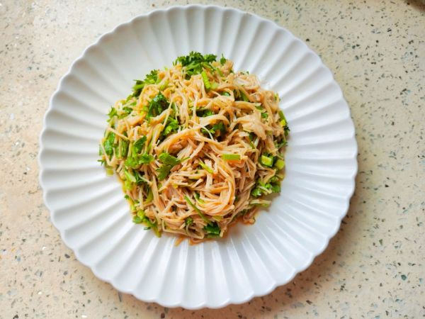 凉拌香菜金针菇