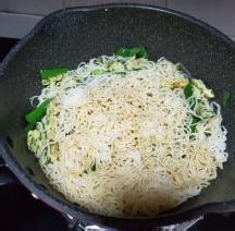 蛋饼炒米粉的制作 方法，三分钟包你学会！