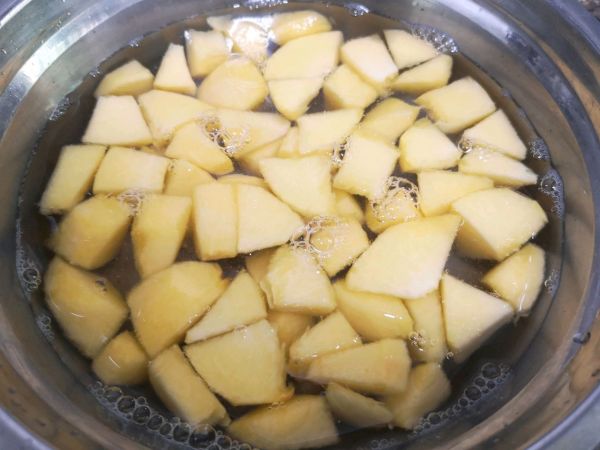 黄桃蔓越莓鲜银耳羹