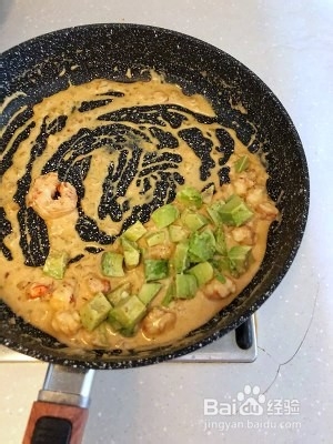 如何制作美味的奶香鲜虾烤牛油果盏