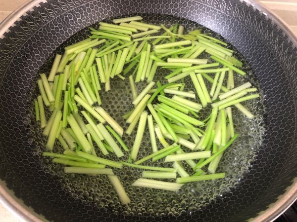 清爽低脂凉拌菜之凉拌虾仁芹菜