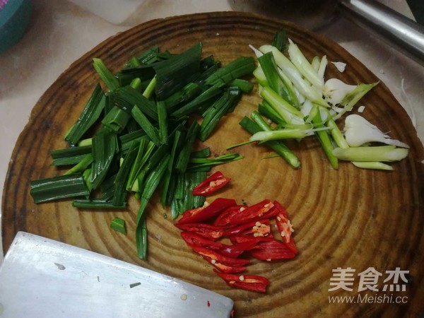 蒜苗炒猪血的做法