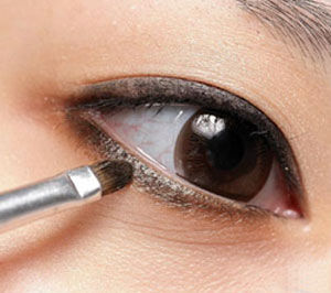 怎样打造干净又迷人的清纯派烟熏妆