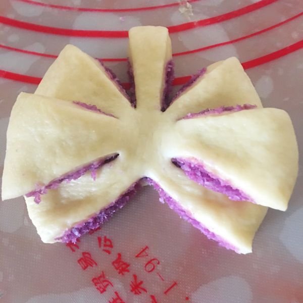 椰香蝴蝶结面包