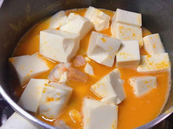 网红咸蛋黄虾仁豆腐煲