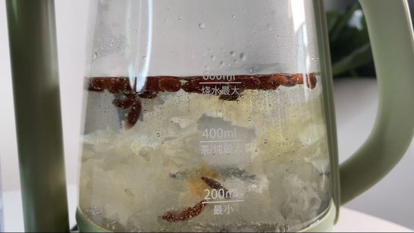 桃胶雪燕银耳羹