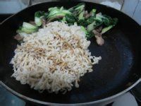 教大家肉片菜心炒面的做法