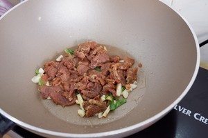 怎么做简单的土豆片炒肉