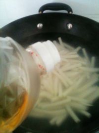 教大家菜心肉末汤年糕的做法