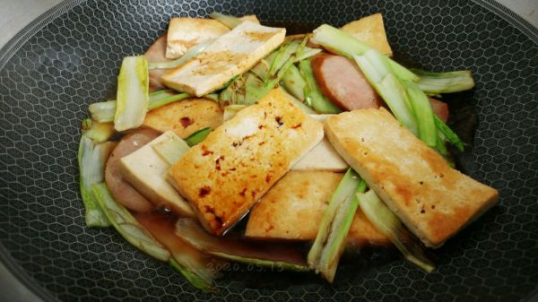 红肠豆腐小白菜